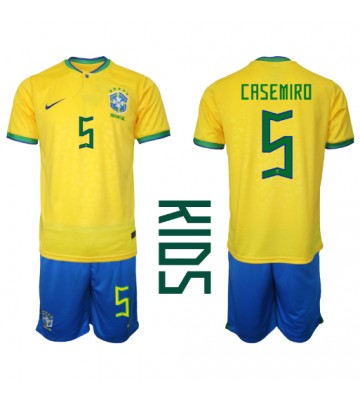 Brasilien Casemiro #5 Replika Babytøj Hjemmebanesæt Børn VM 2022 Kortærmet (+ Korte bukser)